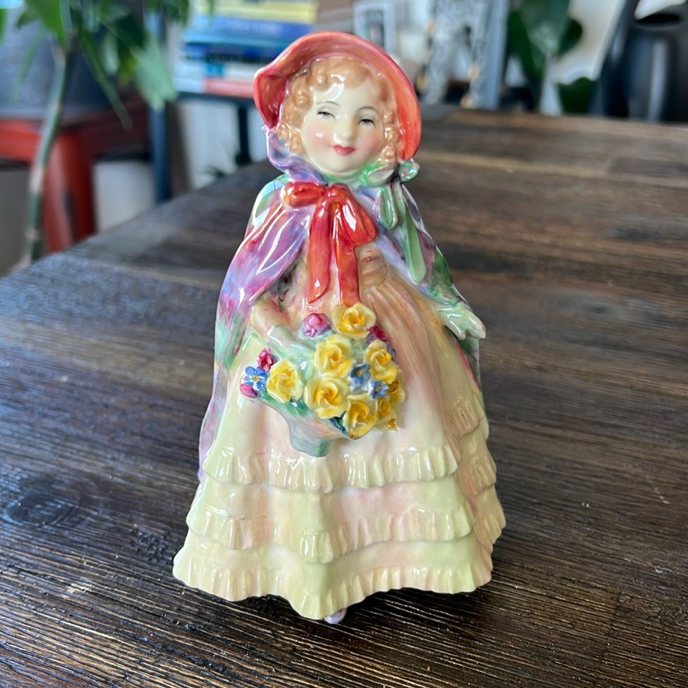 RARE ~ Vintage Royal Doulton Figurine Granny’s Shawl HN1642
